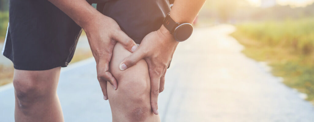 a man suffering from How can physical therapy help with knee pain